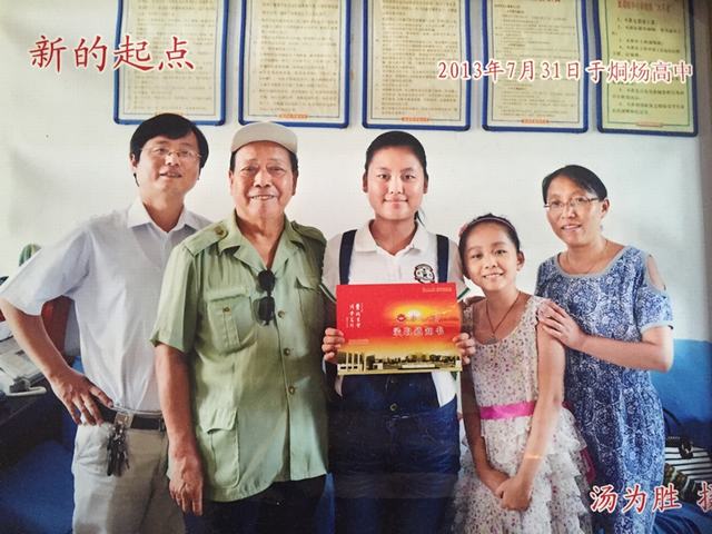 收到大学录取通知书的李续勤和成红一家人