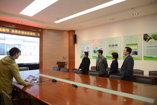 胡其云副书记一行在观看庐江台创园物联网项目演示