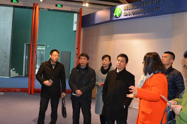 院党委副书记胡其云一行正在听取关于阿里云应用的相关介绍